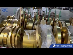 In un magazzino di cinture di ottone, si vedono i prodotti finiti, si assaggia l'eleganza e la resistenza dell'oro.